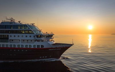 Svalbardlinjen: Kontrasternas resa i midnattssolens sken